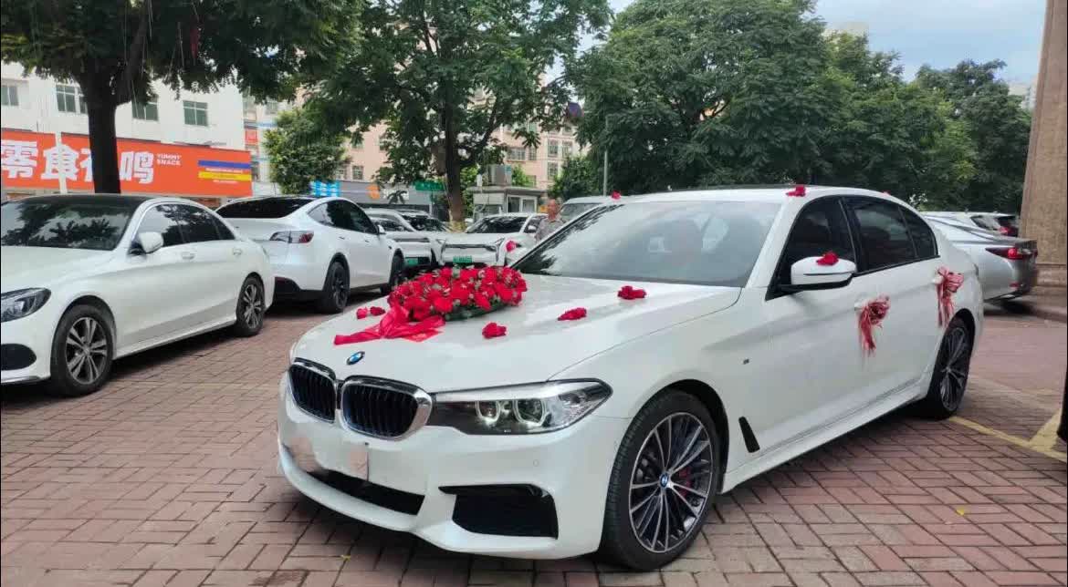 为什么婚车很少用宝马？反而奥迪和奔驰用的比较多呢？这事我研究过：1.奥迪是愿