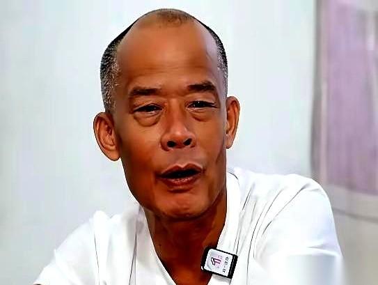 顺德一条原本过日子的老巷子里，几口咕嘟冒泡的“莫氏鸡煲”前，乌泱泱挤满了举着手机