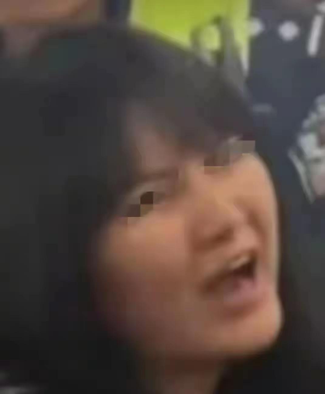 就这副长相，还敢冒充空姐？现在好了，不仅把洋相丢到了国外，还面临着巨额赔偿，甚