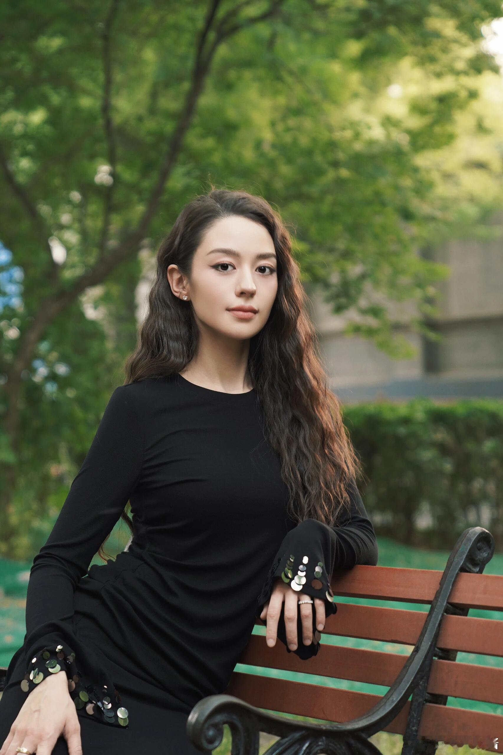  追星幸福感拉满！吉娜自带镜头感，抬手转身皆是风情，出片丝滑到像呼吸般轻松～优越