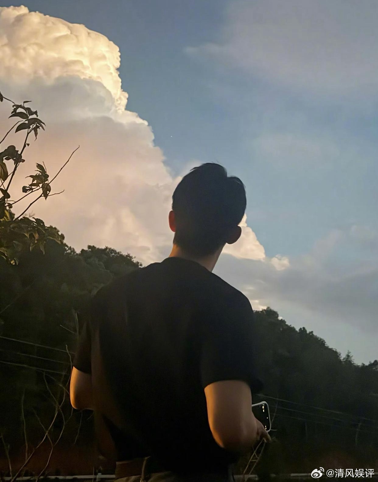 1.黄景瑜的生活状态挺不错的，硬汉赛道没有太好的新人做替代，感情上没有空窗期，真