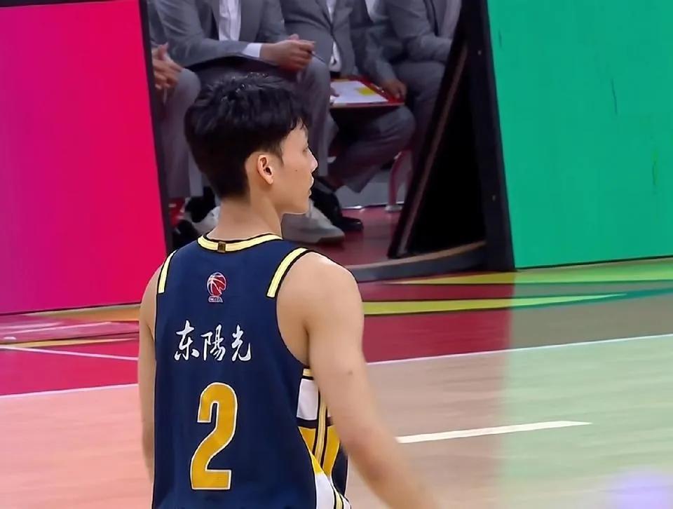 徐杰0分背后真相曝光！杜锋揭开伤疤，球迷全骂错了广东队赢球夜，徐杰再次交出尴