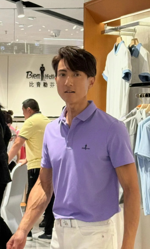 广州遇到吴尊，他可真是冻龄男神，本人脸小腿长很靓仔，40多岁了还是那么帅，颜值气
