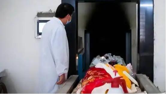 1995年，东莞市殡仪馆内送来了一具已经有味道的女尸，火化工人何亚胜正打算把她推