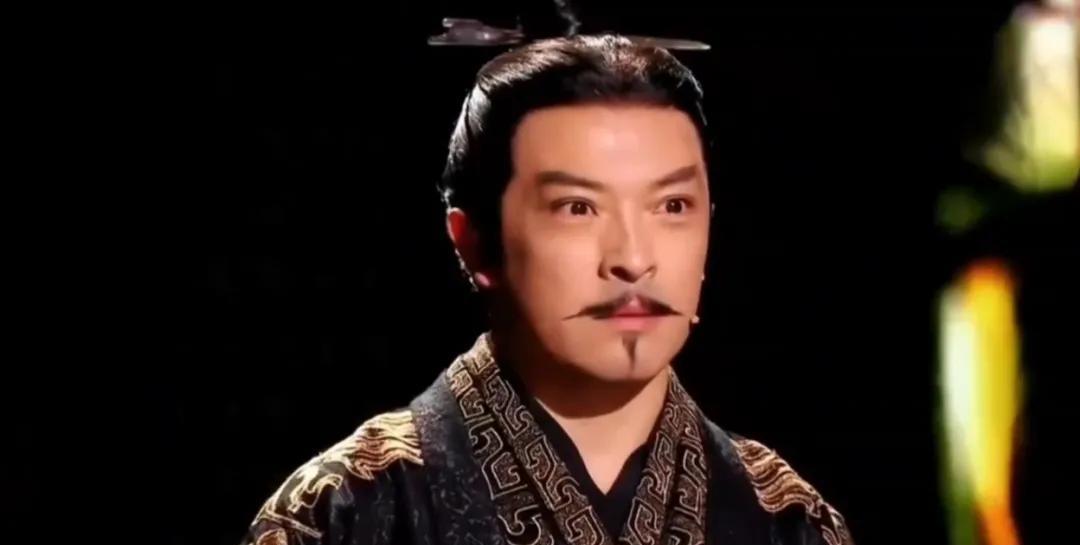 公元前238年，嫪毐膨胀到了极限。这一天，他和几个官员喝酒谈天，一言不合就撒起酒