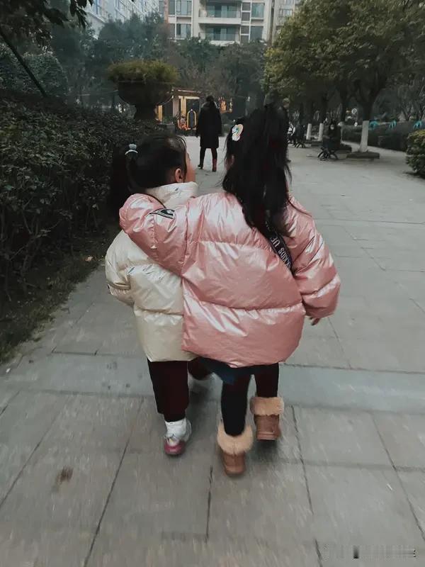 离异十年，我认识了一个同命女的。我带一闺女，她带一儿子，儿女都到了婚嫁年龄。我