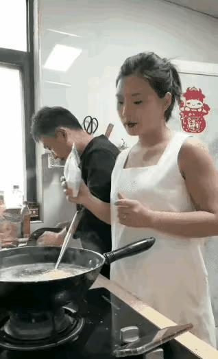一个男人早晨做饭，妻子起床后来到厨房。清晨的阳光洒进厨房，男人正专注地料
