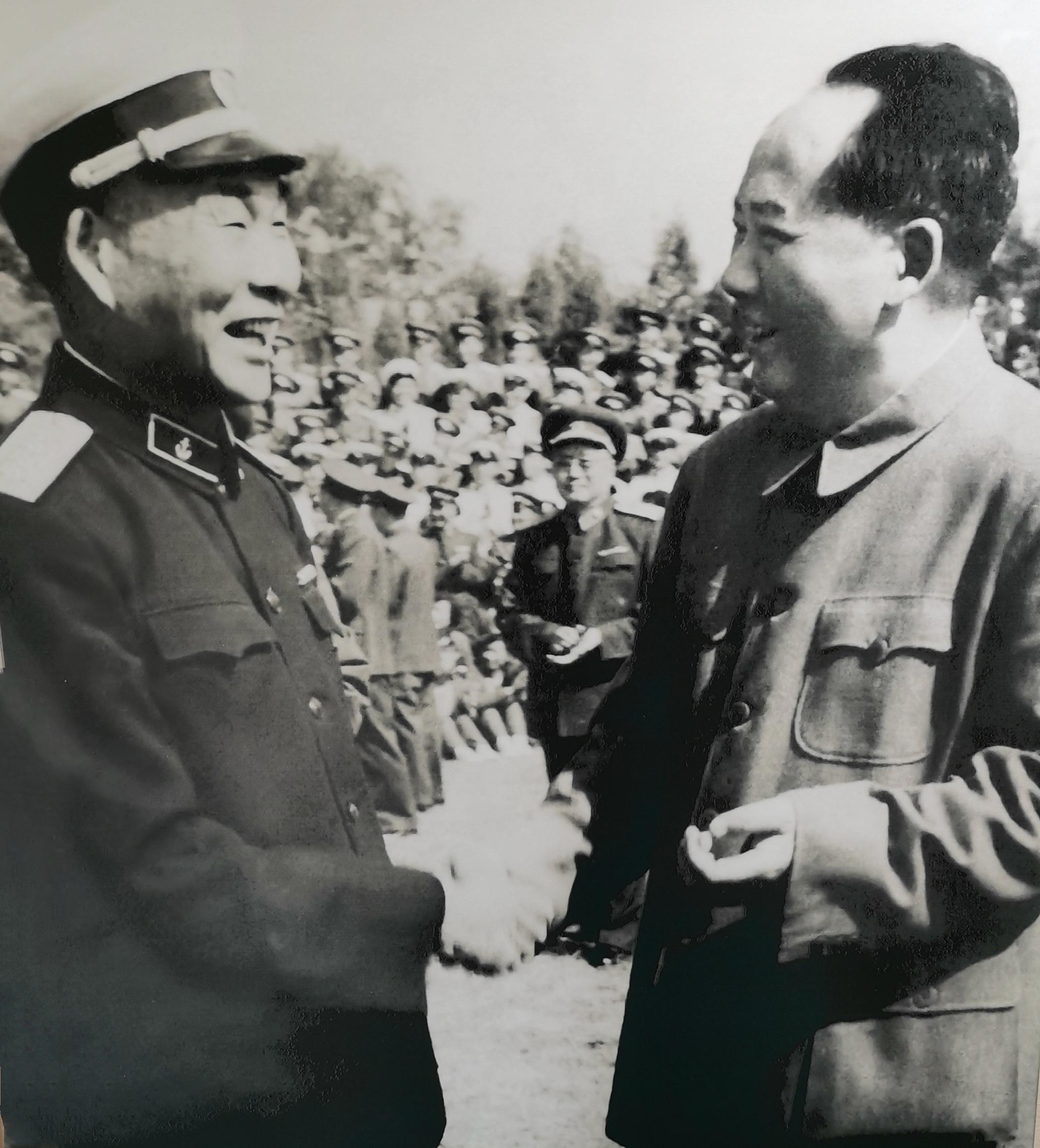 八路军成立，很多人主张三个师全部开到前线去，杀鬼子，陕甘宁后方不要留人，躲在后方