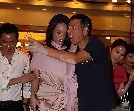 冯小刚舒淇那会儿还年轻……