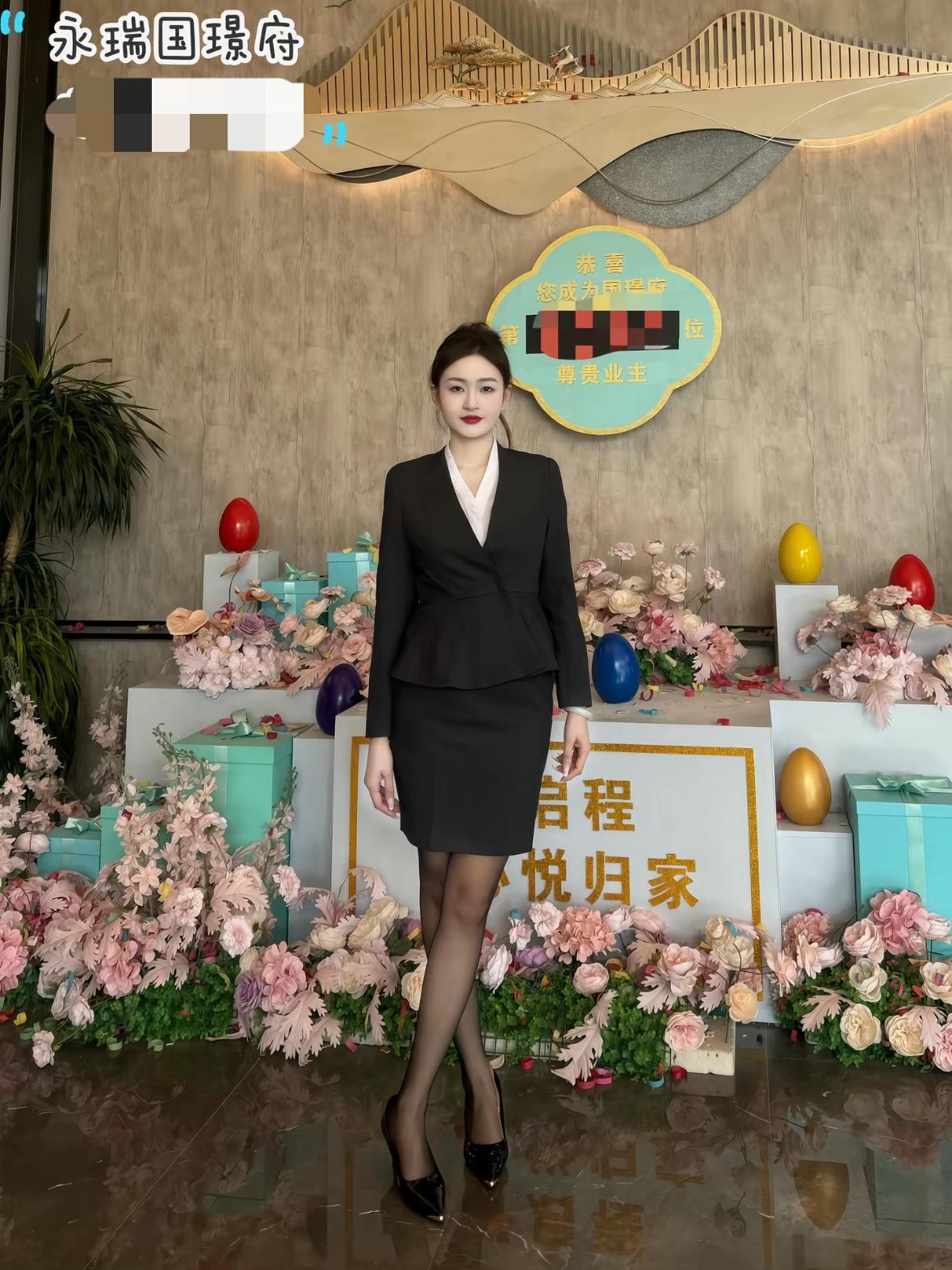 优雅职场女性，花海中的自信绽放