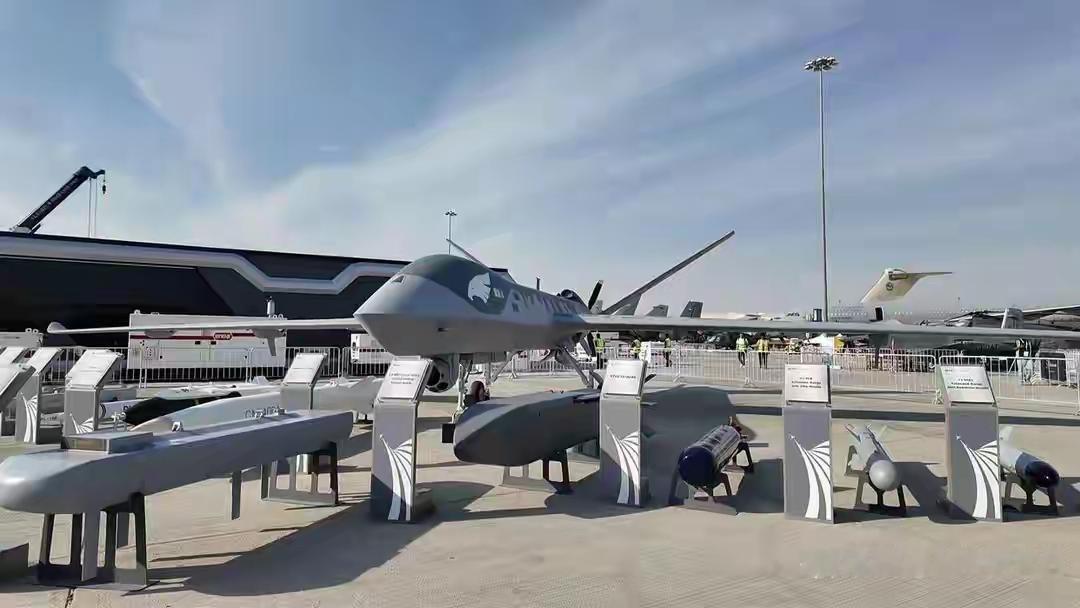 2025迪拜航展中国联合飞机直接上演“订单收割机”名场面！1600架重载工业级无