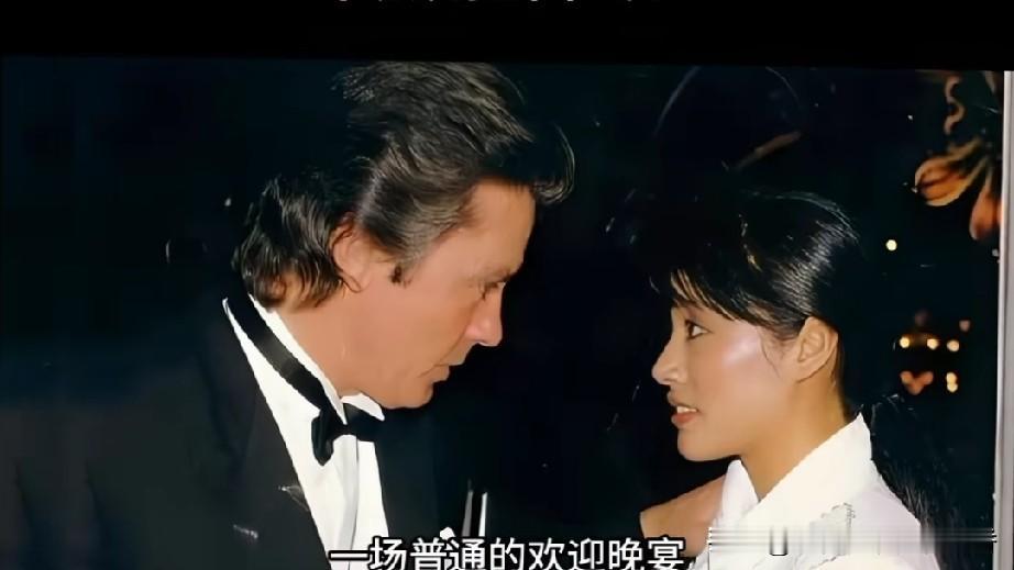 1987年阿兰德龙访华期间，在活动期间结识了25岁的中国女演员李凤绪，两人经过简