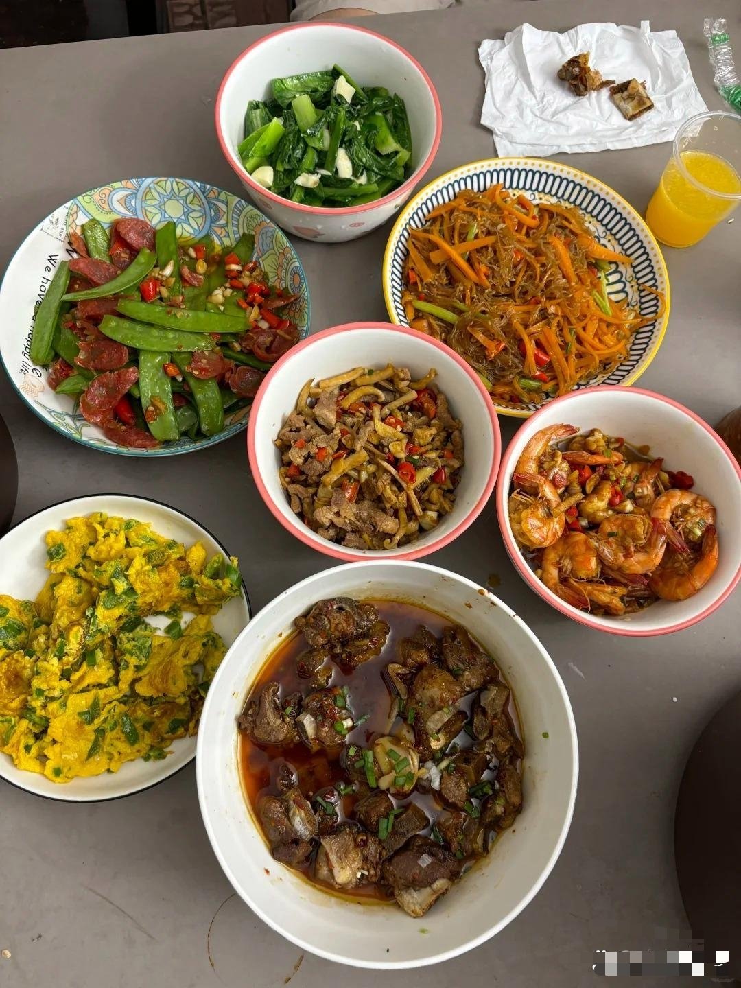 图一是月薪10000元的晚餐，图二是月薪3000元的晚餐