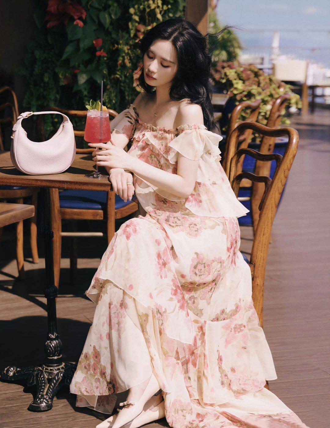 刘诗诗海边一出片，全网都安静了。三亚的风，陈漫的镜头，一条蓝裙子，没滤镜，没