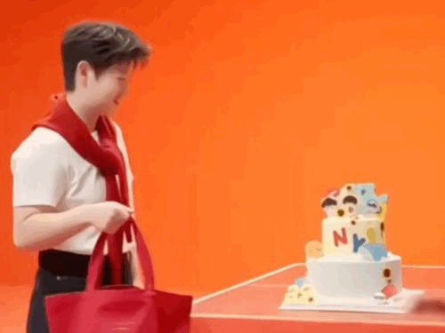 倍轻松全球品牌代言人孙颖莎好开心打招呼👋​​​