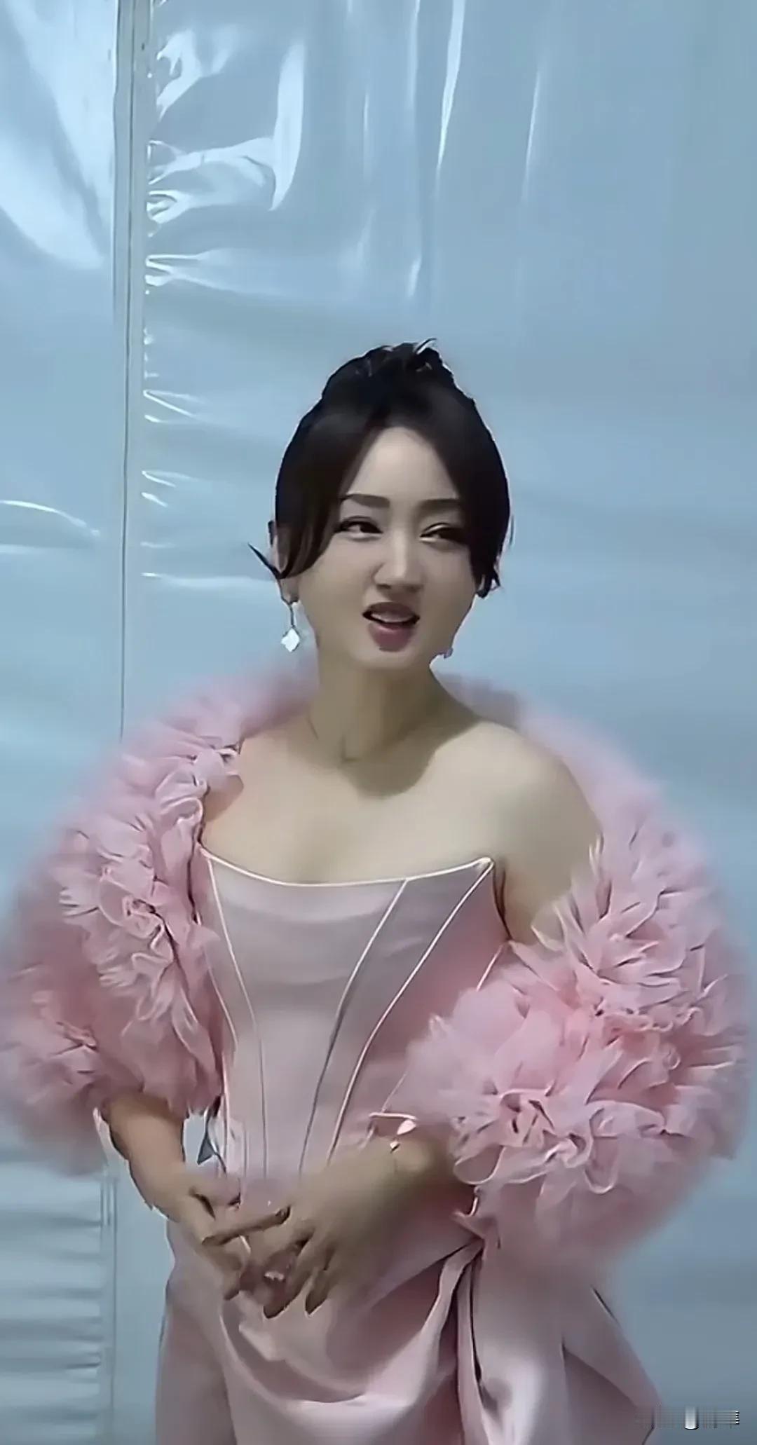 粉衣美人倚，花影入梦来。