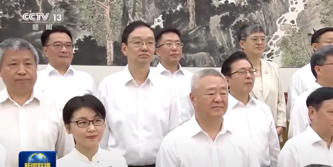 今天的新闻联播画面，看到了中国科学院院士、深圳湾实验室主任颜宁，著名主持人康辉等