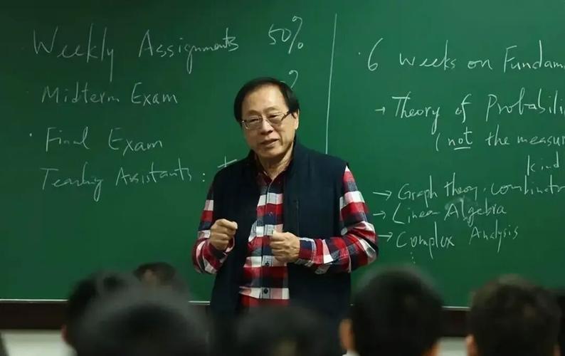 说杨振宁只懂理论的学生，后来在课本里遇见他的名字清华物理系的阶梯教室，老教