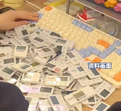 “胆子也太大了！”2012年12月，上海，一女子身为某公司财务，利用职务之便，偷