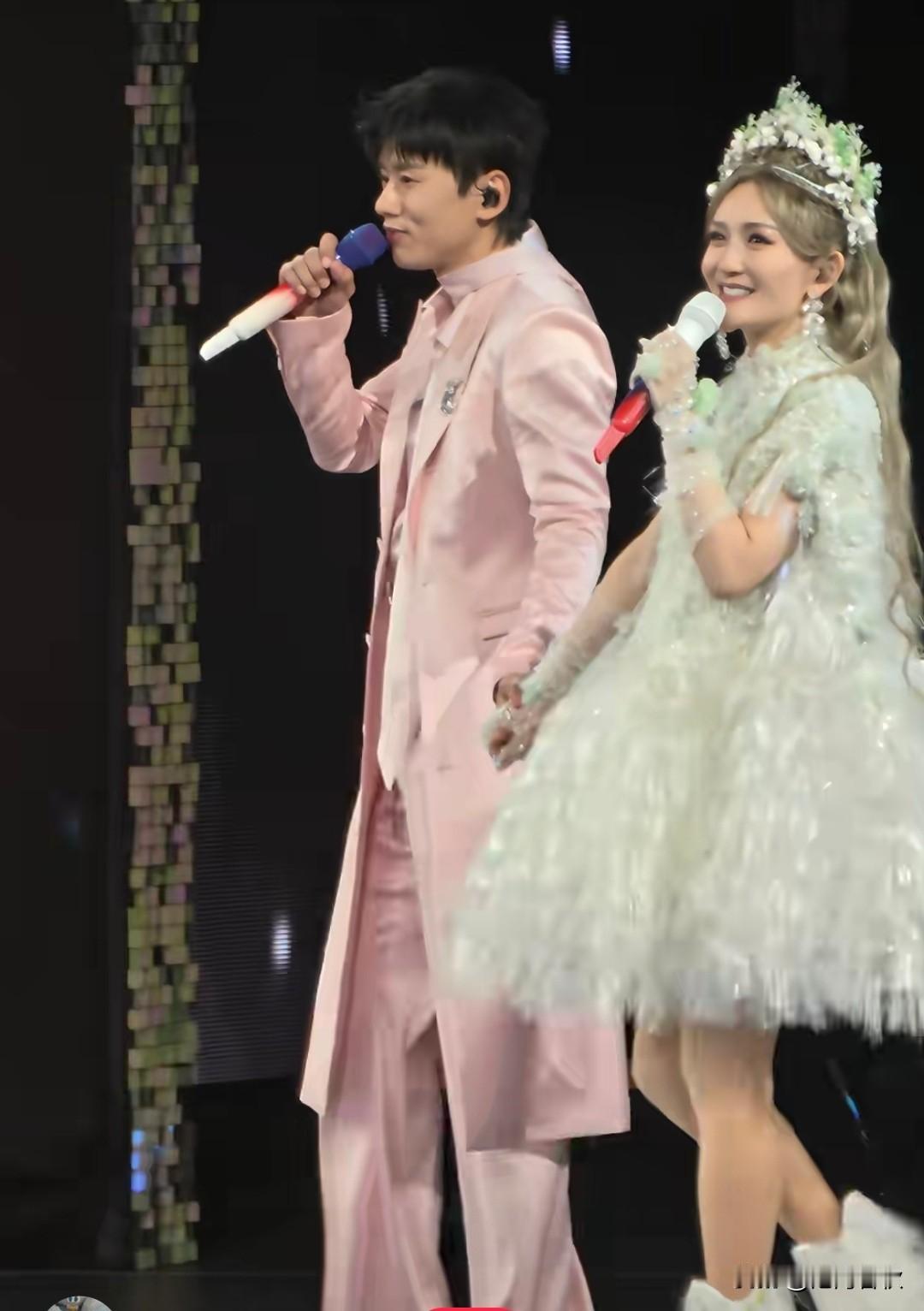 好一对神仙眷侣这不就是现实版的王子与公主吗？这二人真的越来越有夫妻相了张杰