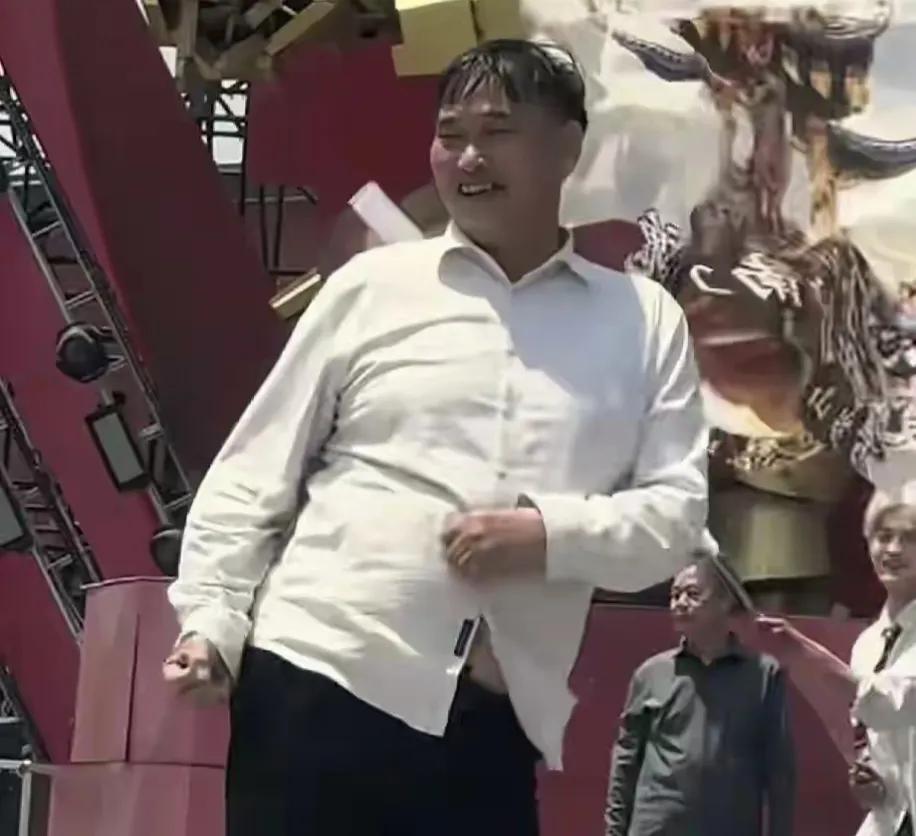 没对比就没伤害，同样是万岁山，大衣哥赞誉一片刘晓庆被各种吐槽同样是在开封万岁