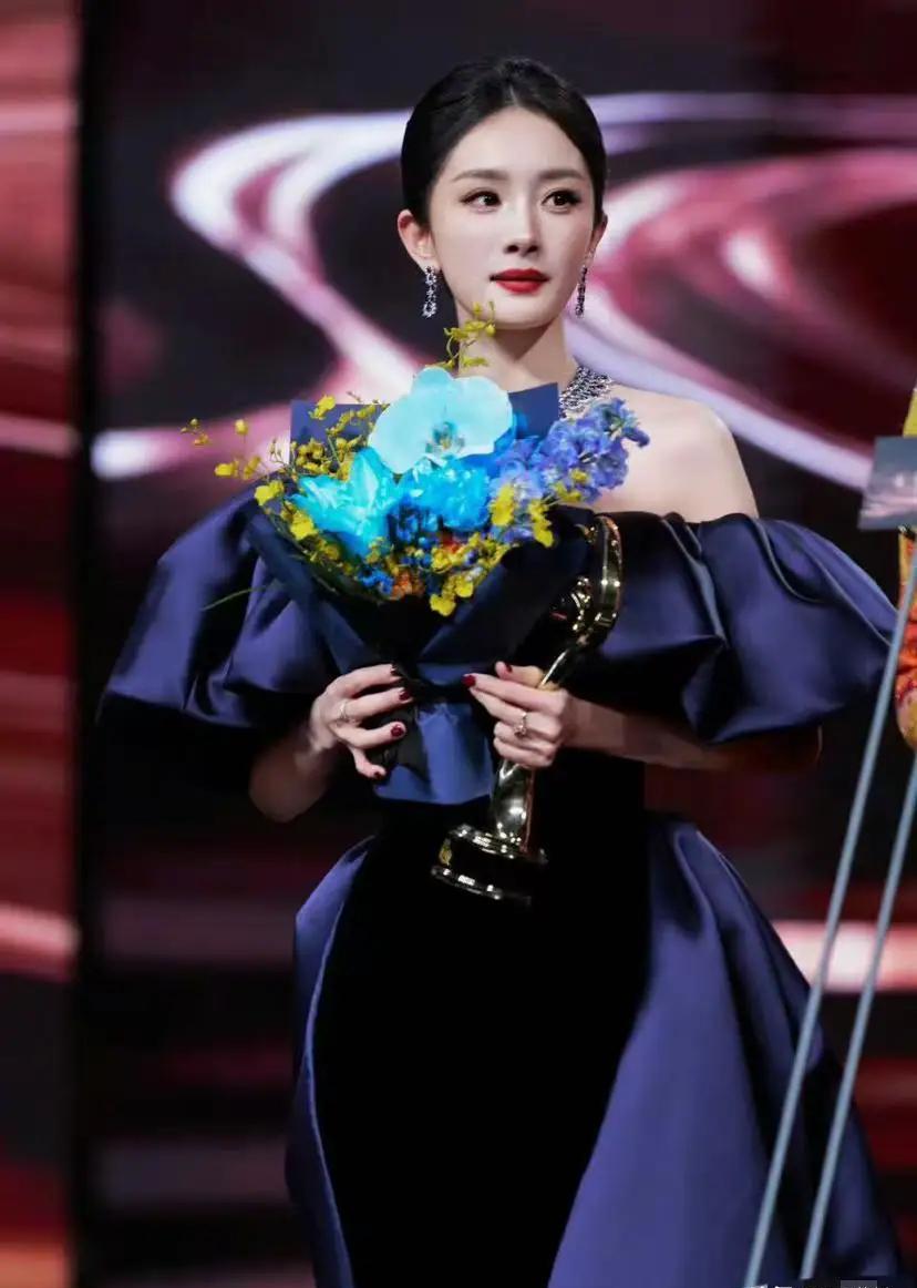 那年红毯，有人提着“作品”走过。有人，只提着一个名字。赵丽颖提奖杯，身姿从容