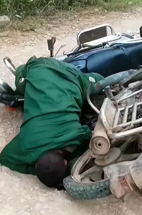 乡间小路飞车更危险！佤邦一名士兵驾驶摩托车，跟对向来的摩托车相撞，结果瞬间带