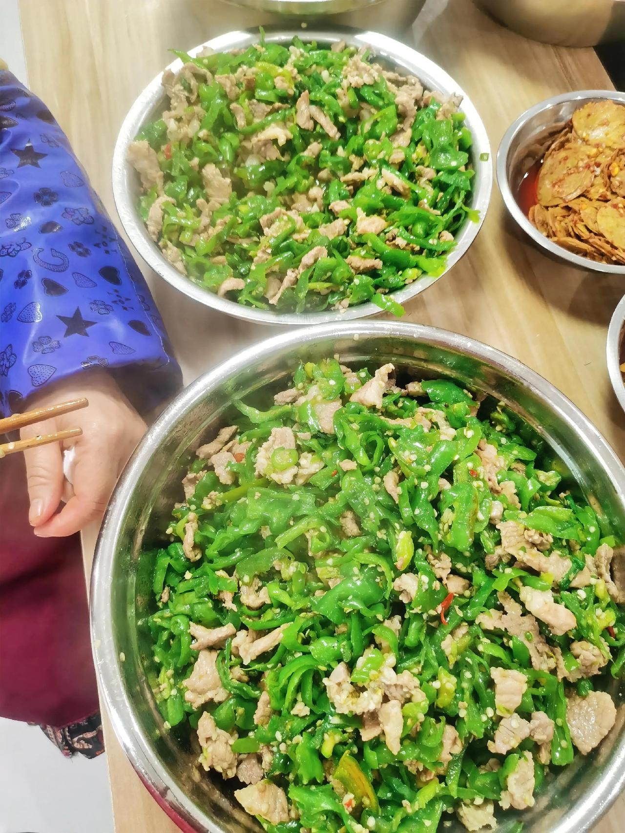 公司食堂家常菜谱：青椒炒肉爆炒春笋炒青菜。人生就像一支铅笔，开始很尖，