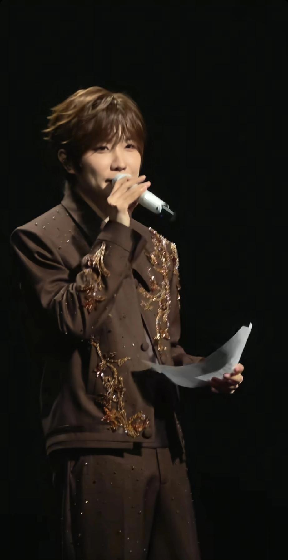 徐良演唱会爷青回本兮。徐良演唱会简直是“爷青回”现场！最近他的演唱会超火，当《