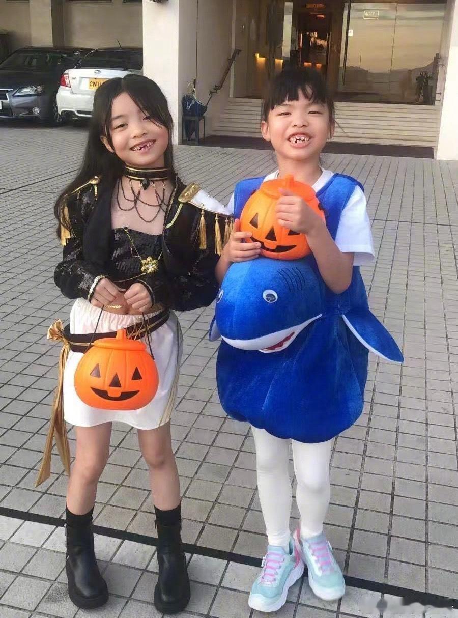 熊黛林晒双胞胎女儿换牙期照片，两个女儿明明明是双胞胎却一个像爸长得丑一个像妈特漂