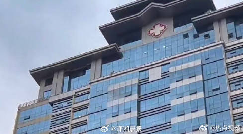 #当地回应南宁一医院有人坠楼#【#南宁一医院有人坠楼#，消防到场处置，当地：警方