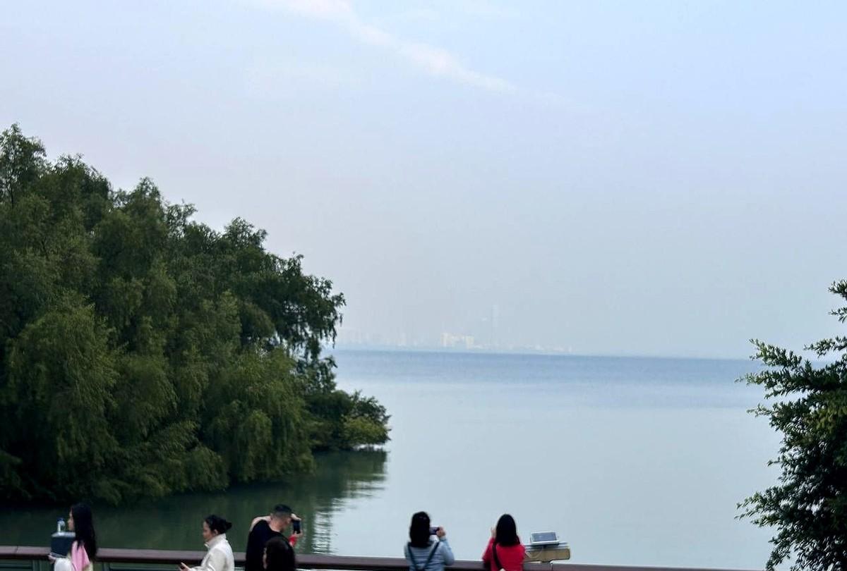 你发现没会存在一个普遍现象生活中总有些事像跷跷板你越使劲往下压对面的人就