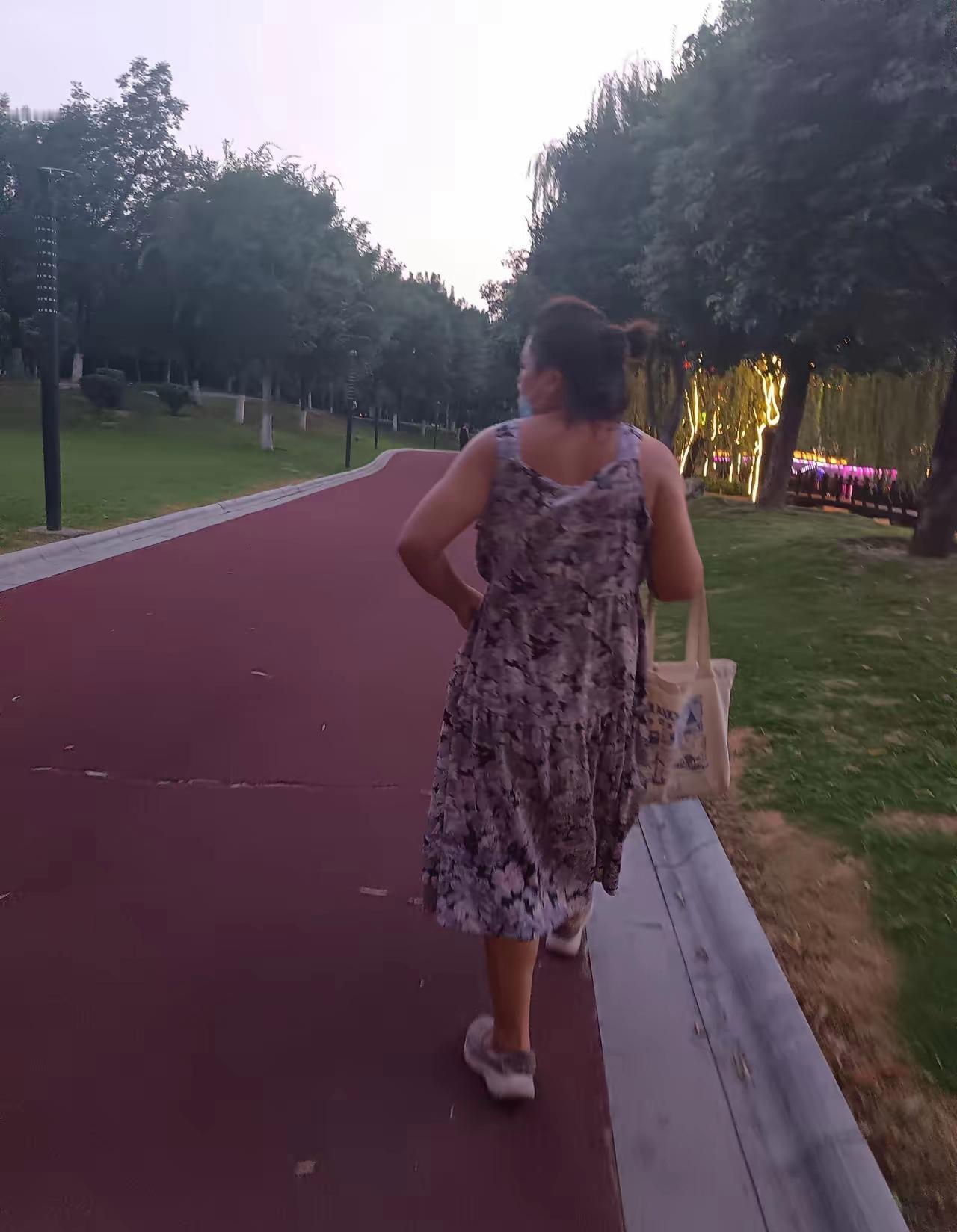 女人到了中年，是不是都会是这种身材？大多数中年女人，好像都逃不开肩宽背厚、腰粗