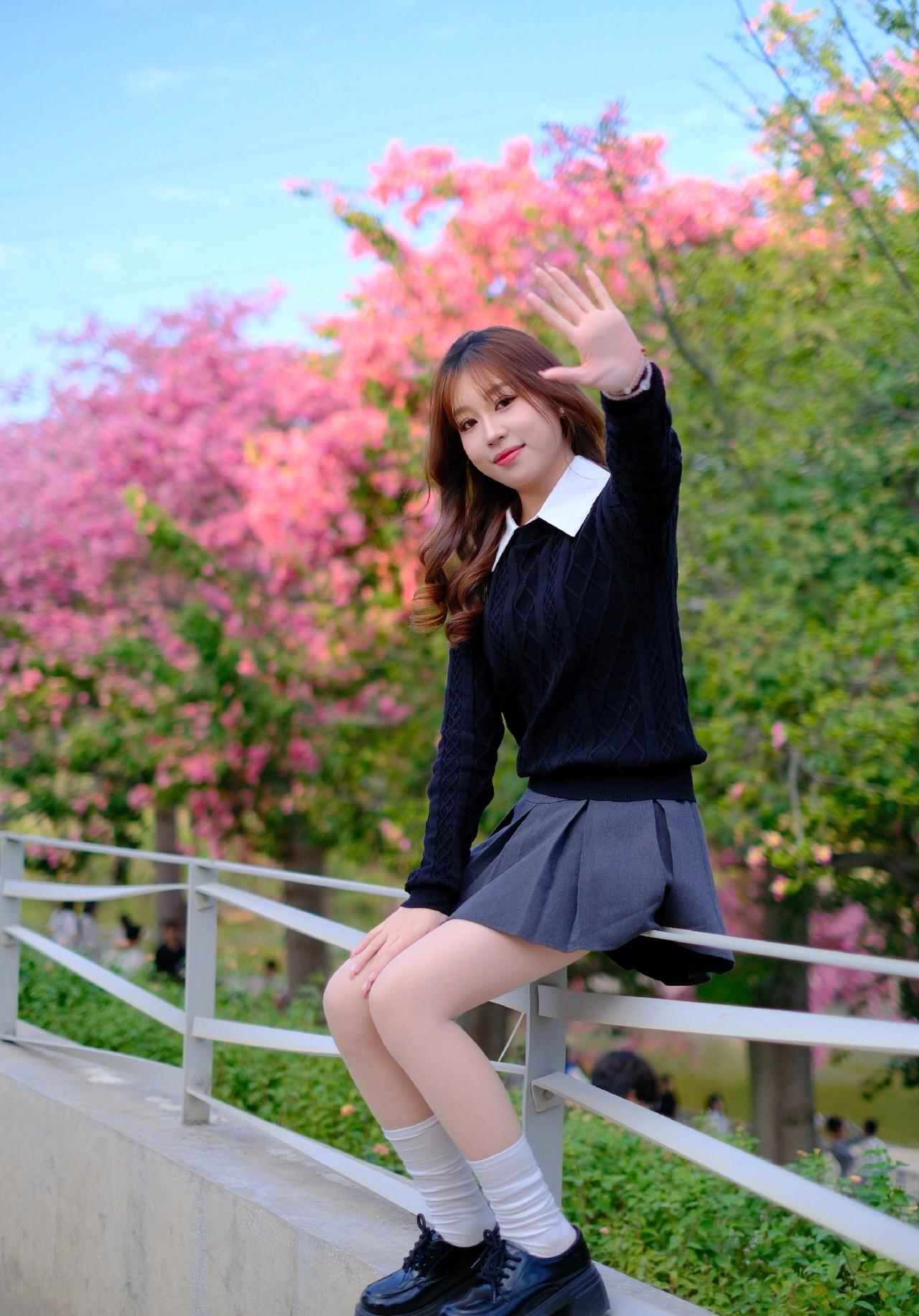 樱花树下，青春洋溢的少女，微笑挥手，元气满满的一天！🌸😊你见过美女身材好的背