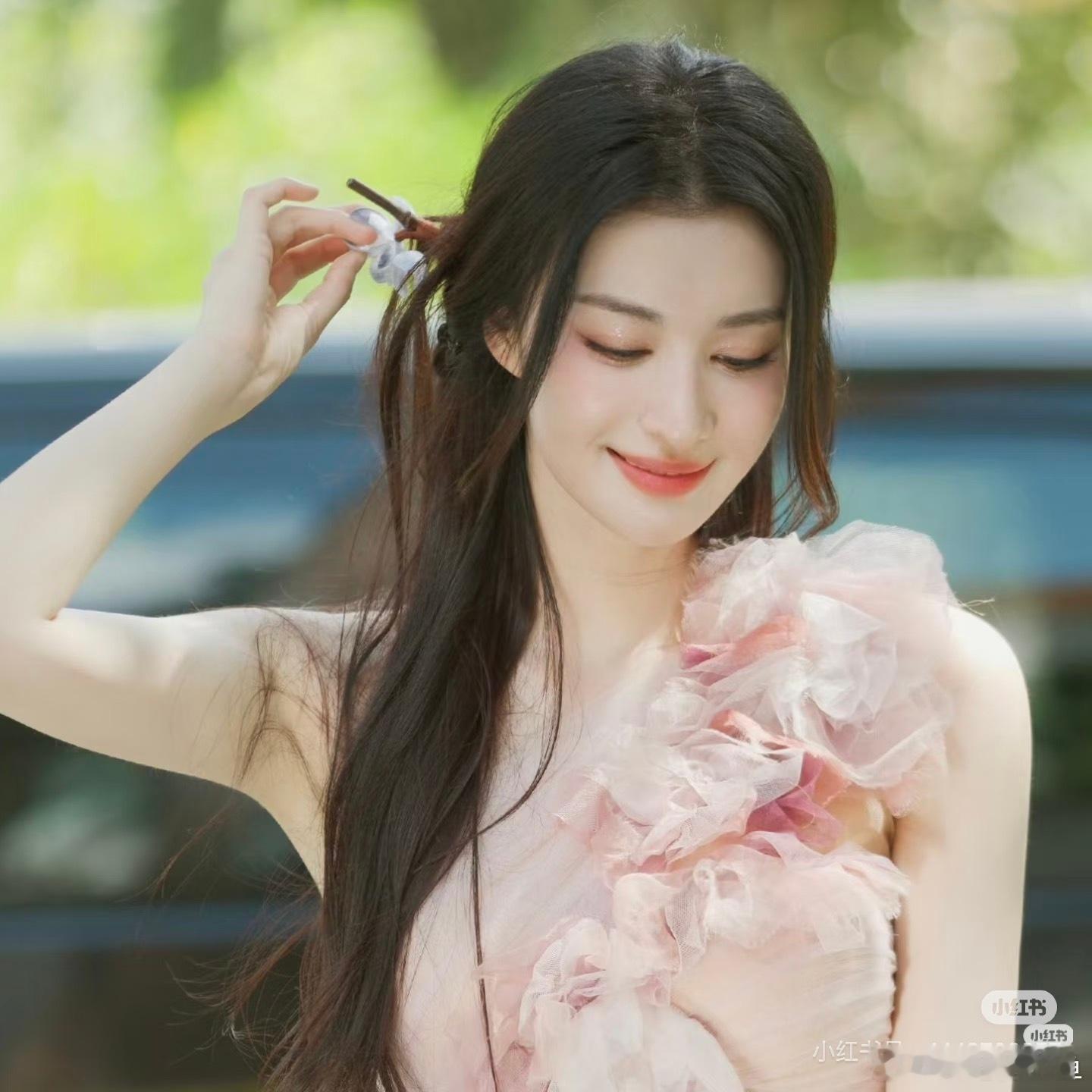 王楚然挺漂亮的，但是和刘亦菲一点不像啊。戊寅乙丑癸酉，喜火🔥的女生，事业很