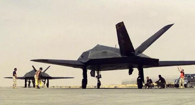 要说航空史上最离谱的偏科怪胎，顶着战斗机名号却无机炮、无空战能力，F-117称第