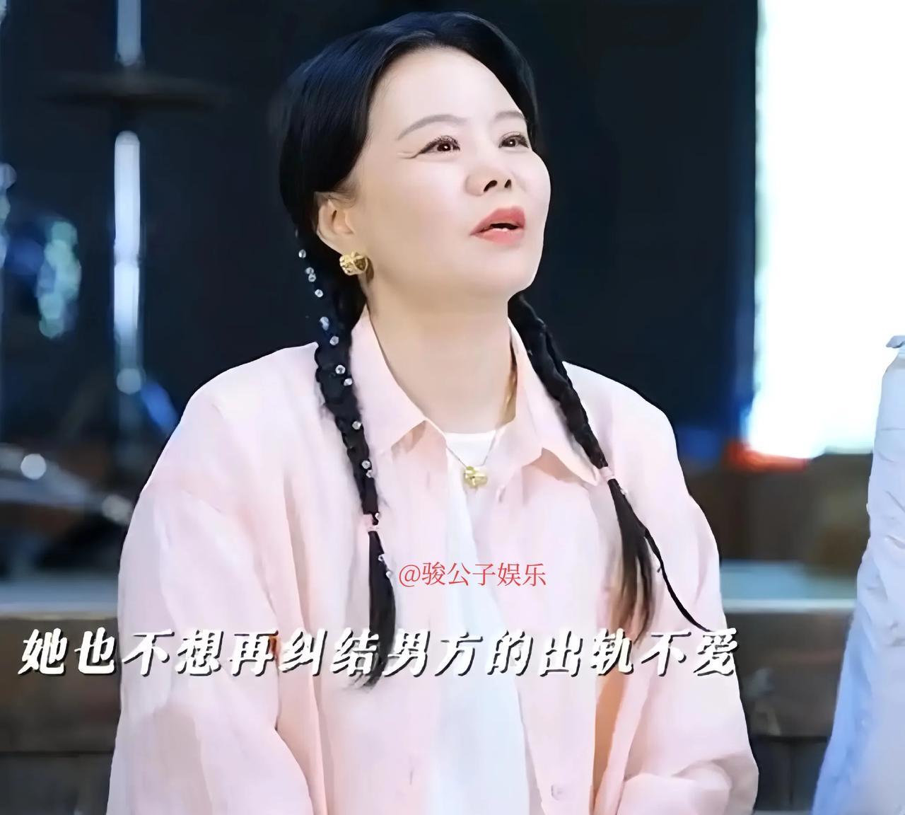 一直很奇怪，龚琳娜怎么突然会和老锣离婚了呢？呵，原来是老锣婚内出轨，爱上了别人。