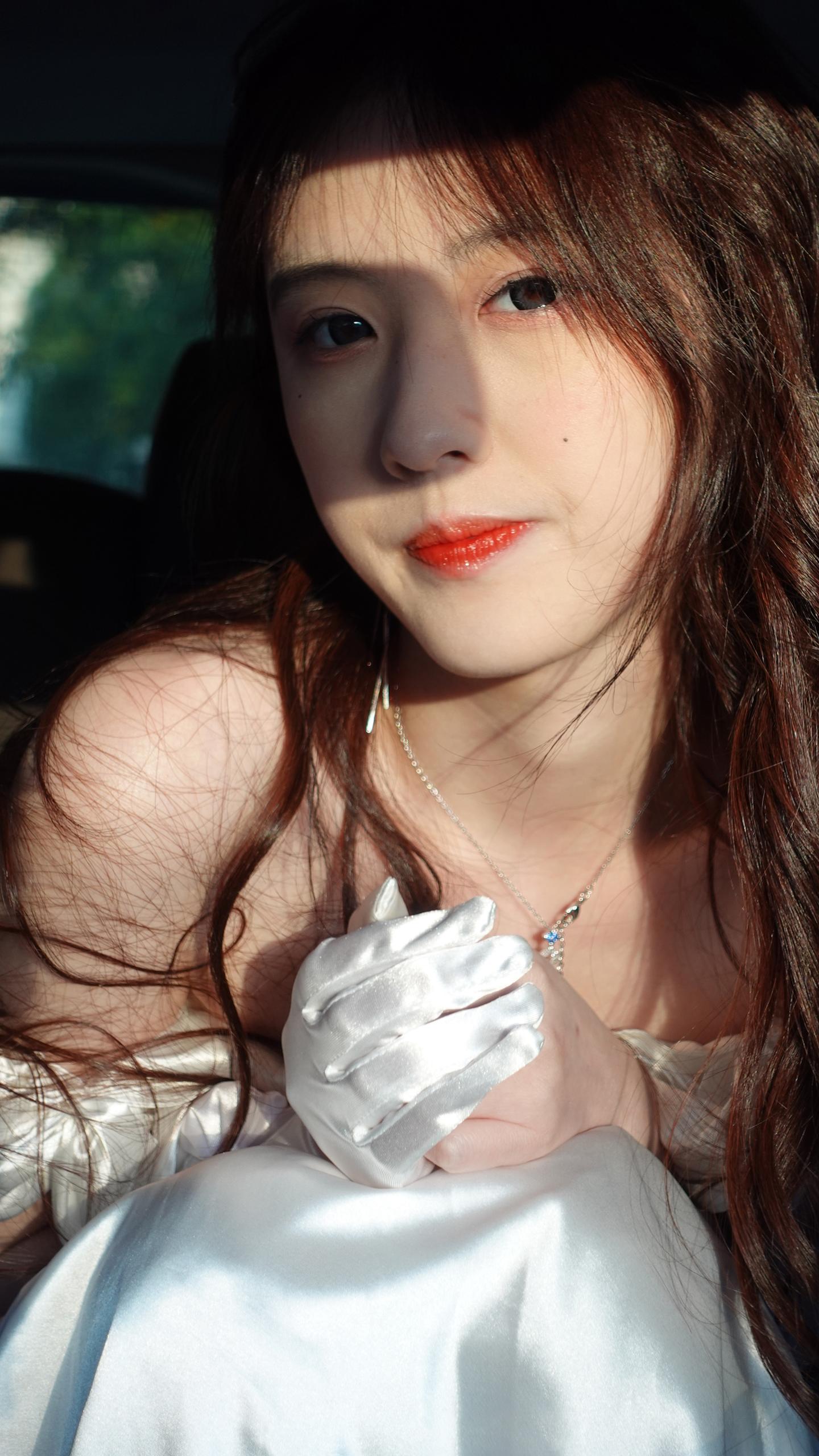 笑一笑，公交车上，看见一16、7岁的姑娘被一大叔搂着，女孩说：你一个已婚男人搂着