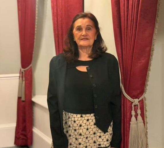 刘烨妻子安娜晒照为自己妈妈庆祝80岁生日老人家留着一头深色中长发，身着黑色修身