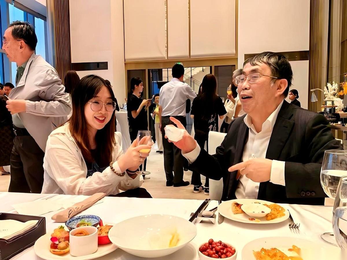 刷手机刷到聂老走了，心里咯噔一下。但更让我五味杂陈的，是他戒酒那事儿。一天四