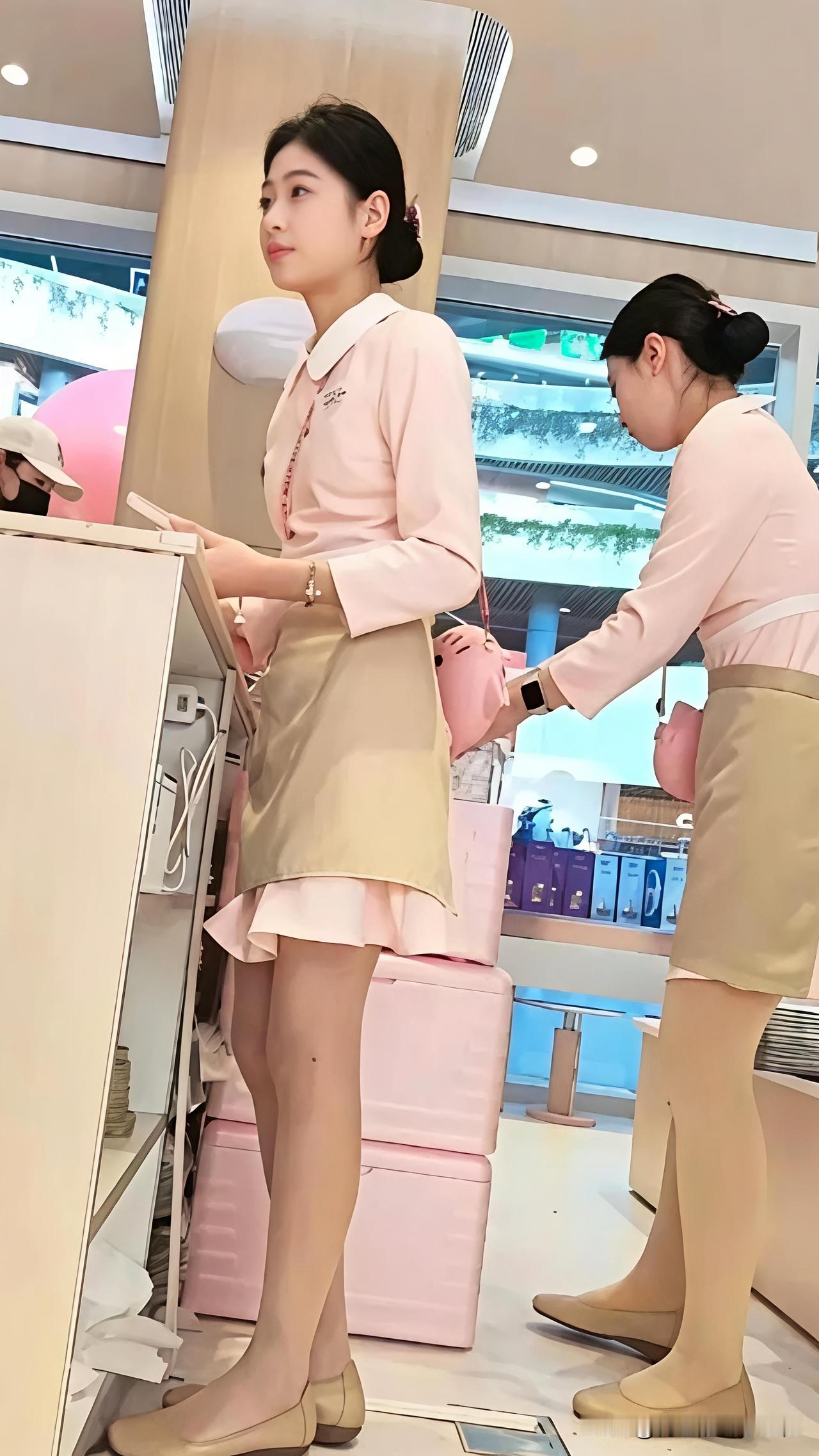 【好利来店员】颜值高到像空姐，买面包竟成“视觉盛宴”？她站在玻璃柜前。粉色