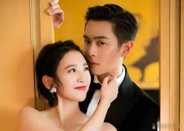 张若昀唐艺昕带娃从红绿灯到三口之家，甜度依旧！上海乐高乐园里，夫妻俩默契守护女儿