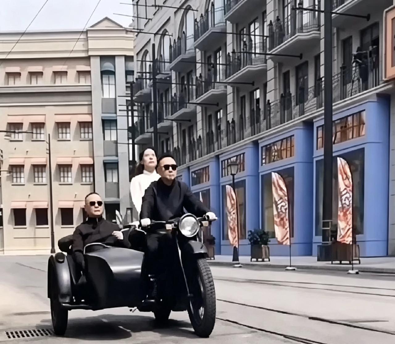 于谦骑挎子，老郭坐旁边，后头是郭麒麟长衫配墨镜。仨人横店街头一溜达，活脱脱民国相