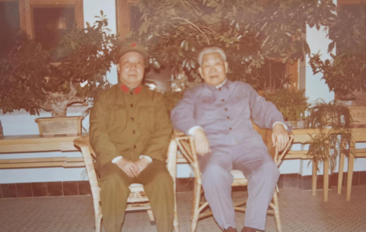 1983年，开国上将萧华，来家里探望萧劲光大将。解放战争时期，东北野战军组建了一