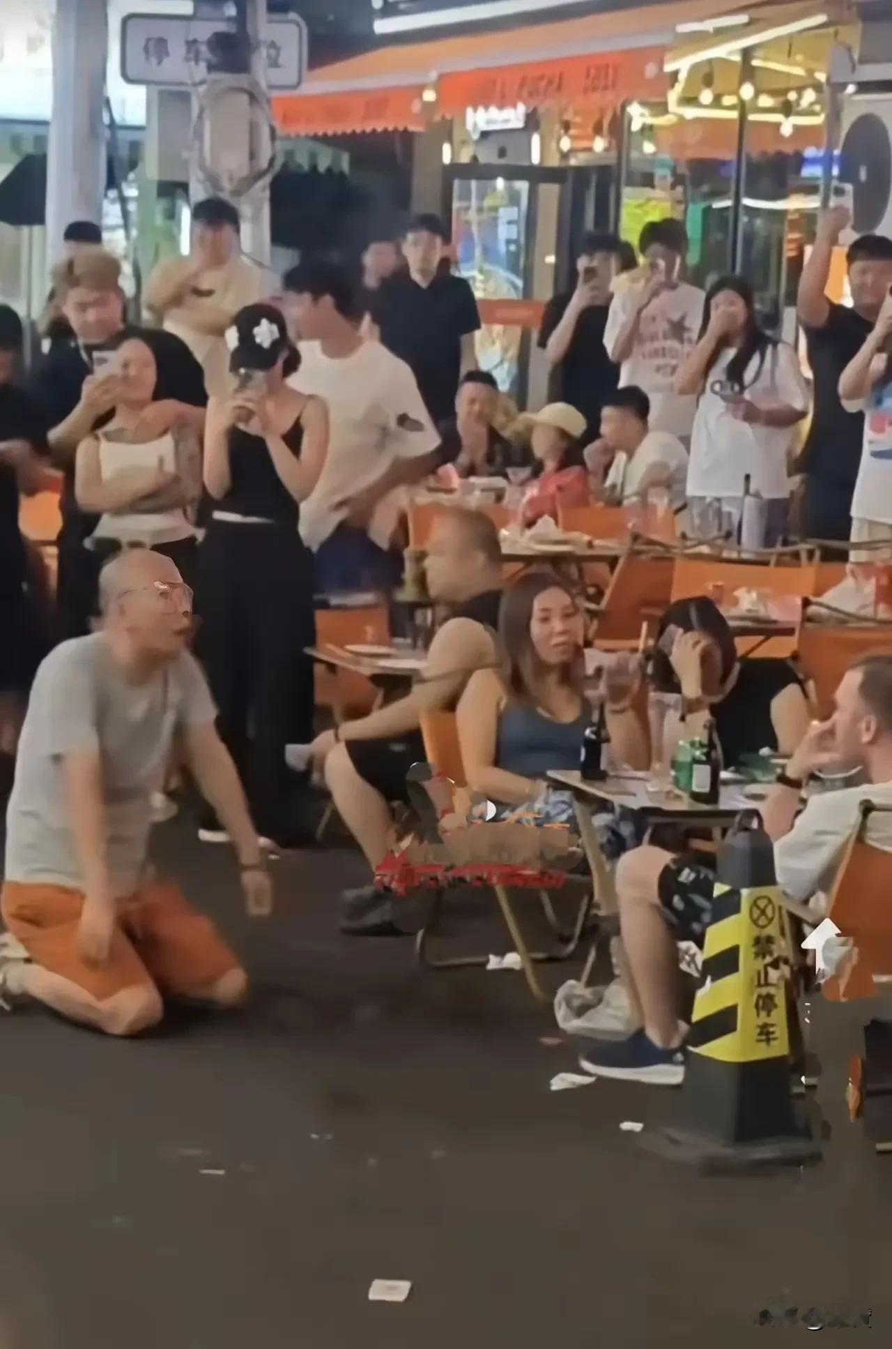 这就是老铁的niào性，丢人呐！7月15日，长春桂林路，俩女陪老外喝酒，男的下
