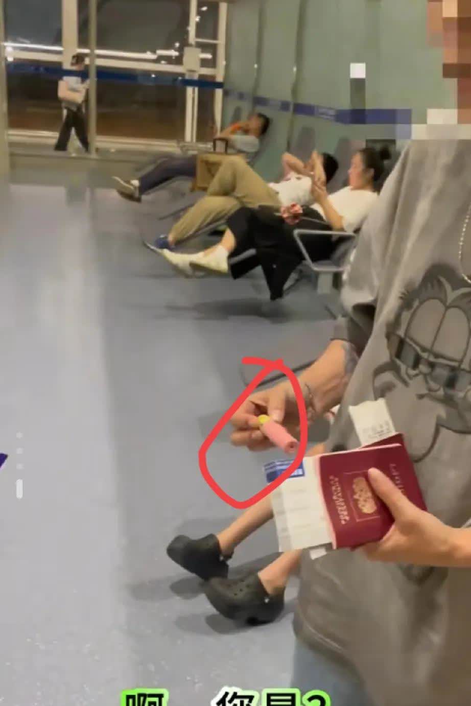 外国女子把打火机带着登机，被同行乘客发现后，意外曝光了机场工作人员的处理态度。