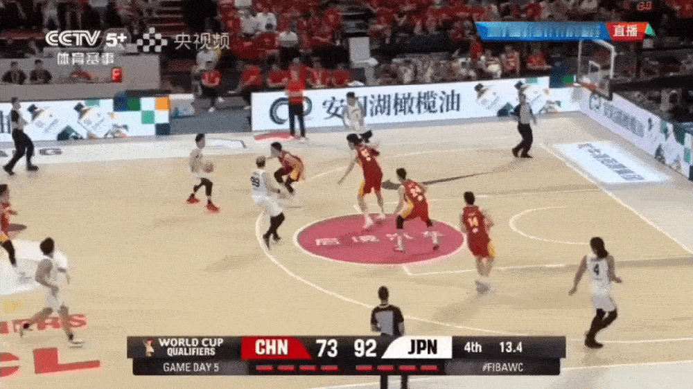 崔永熙登场以后中国男篮瞬间被拉开比分，甚至在全场最后一个回合中去防守队友王俊杰真