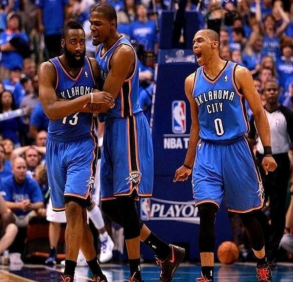 威少在国王打替补，时间被切得稀碎。底薪签一年，28分钟里13.8分7.4助攻