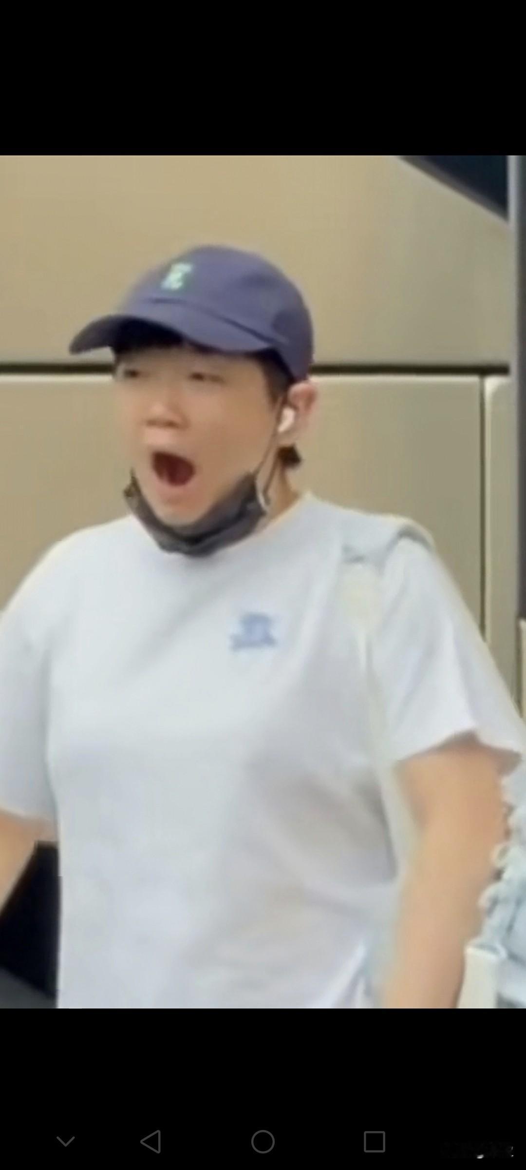 终于又见到莎莎了，莎莎刚结束集训，第一次看她，让我笑出了声声，莎莎打了个哈欠，咋