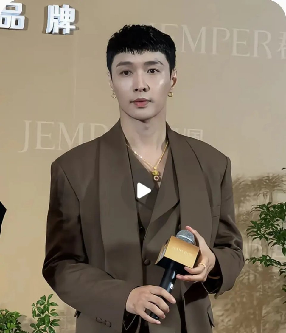 鹿晗和张艺兴怎么都开始留起来刘海了？​​​